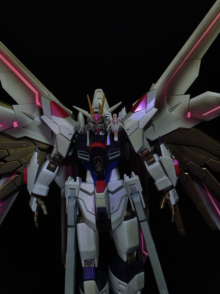 発光部分は、開閉するので、閉じた状態でエアブラシで暗色を吹き、開けた状態で蛍光ピンクを吹きました。多少はみ出るくらいで吹くと、かえって発光した感じになります。ノーマスキングで楽🤣撮影にブラックライトは使用していません👍🏻