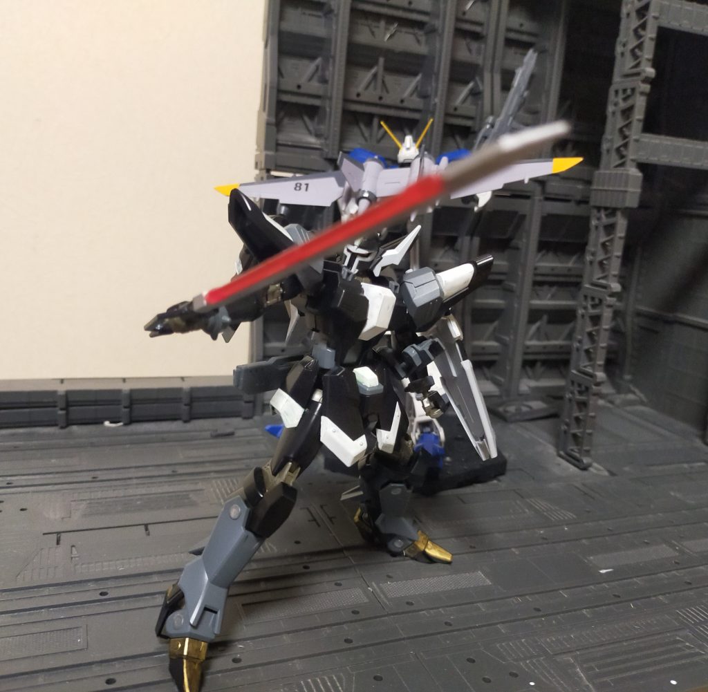 これにより居合切りも可能。ちなみに足先の色は草履をイメージ。