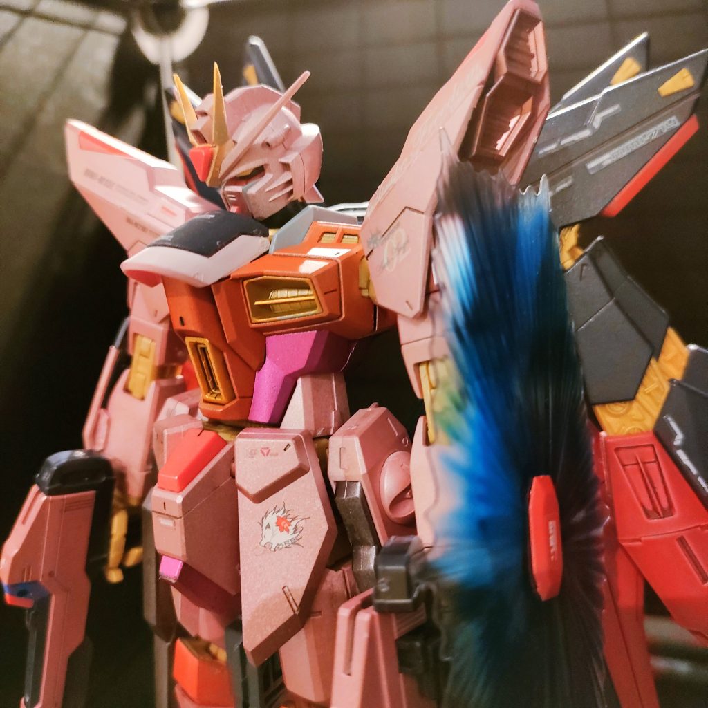 何者かの侵入によりアンテナが折れたので短くしてシャープ化してます。案外これくらいの方がバランスいいかも。デカールは控え目に。