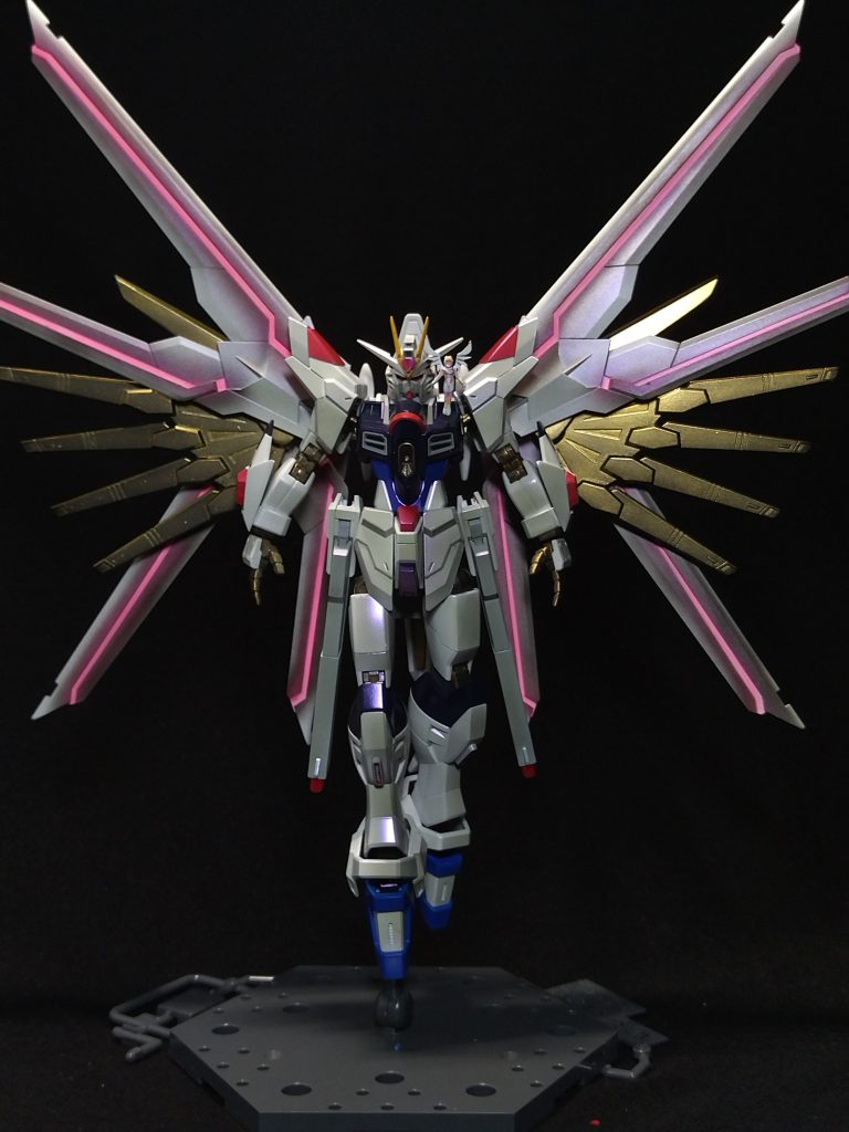 金色部分もガンメタにパールコートで光があたった部分だけ金色に見えるようにして、逆に輝きを強調してるつもりです。最後までご覧いただき、ありがとうございました!!🙇