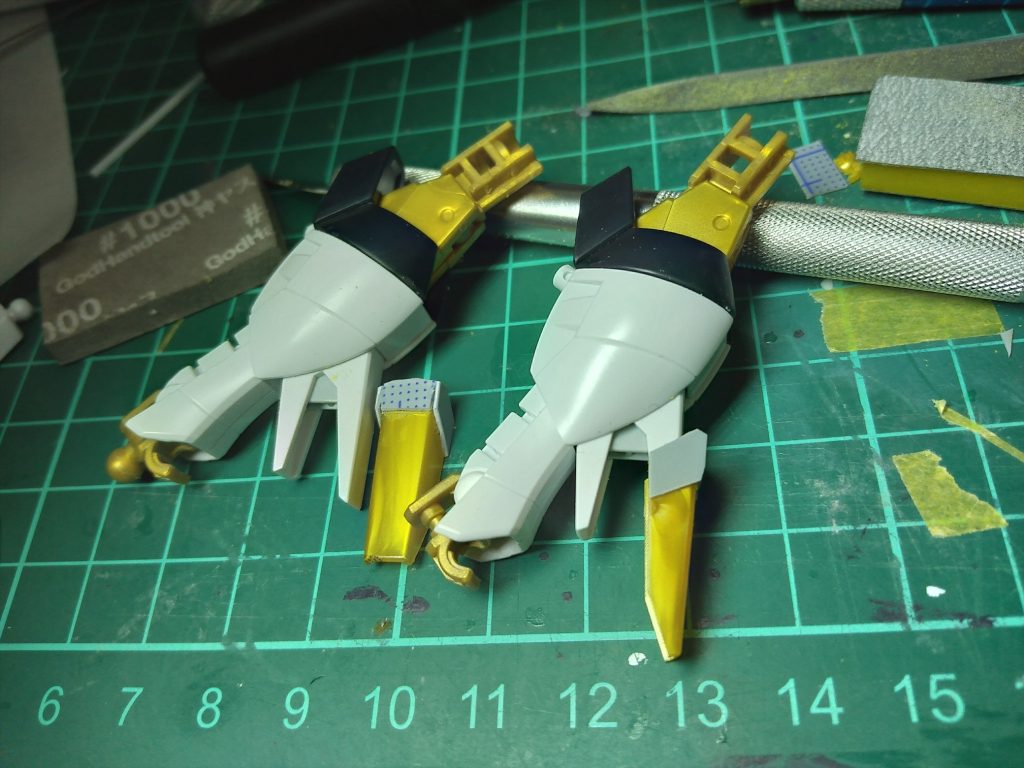 膝裏のブースターがちっこくてアヒル口みたいでちょっとアレだなぁと思ったんで、以前作ったフェネクスのブースターの先っちょを加工して、着脱可能の延長ブースターにしてみました。今回のタイムアタックでモールド掘り直しやスジボリ関連が僕はむちゃくちゃ時間食うと改めて判明しました。（前かがみで腰痛くなる）そんなこんなでかなり頑張って突貫作業でヤスリや加工処理をしたんですが、コレに４日を消費。 期日の8日まで残り３日…3日で…ぜ、全塗装…？とりあえずもう期日は諦めモードがチラつきつつも、カラーリングをどうするかと色々本体や公式機体設定見てたんですけど、背中の金色の羽をゴリゴリにむき出しにしたサイコフレームみたいにしたら面白いんじゃない？と思ってνガンダムのカラーリングでイメージ作成。SEEDにはフェイズシフト装甲（機体色をプログラムや電圧で変えられる）と言う、オリ色ばっかで好き勝手ガンプラ作ってる僕からすれば神設定があるので、とりあえずスパロボでアムロさんが乗り換えしたらこんな色になるやろ！と言う事でやってみることに。