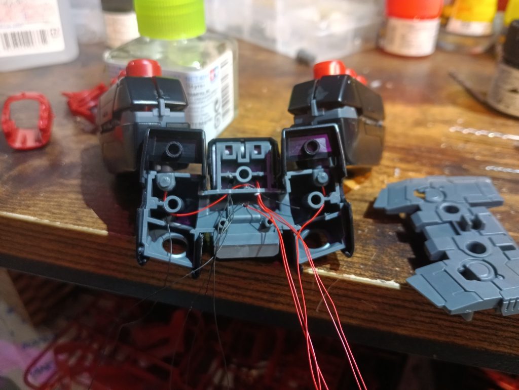 ファンネルコンテナとバックパックの配線状況