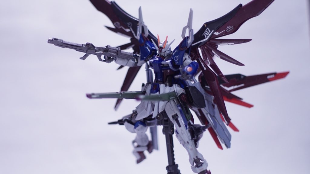 M2000GX 高エネルギー長射程ビーム砲デスティニーから引き継いだ武装。ただし手持ちの必要がなくなった上に、低出力で高威力化。二門装備。もちろん従来通り手持ちでの使用も可能。MMI-X340 パルマフィオキーナ 掌部ビーム砲デスティニーから引き継いだ武装。威力も据え置き。MMI-GAU26 17.5mmCIWS頭部バルカン。 これらとMA-M727A3 高エネルギービームライフル、脚部のドラグーンシステムを砲門とし、フリーダム系と同じようにに擬似ハイマットフルバーストも可能に。