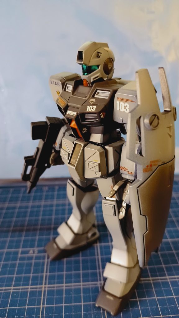 コマンドは基本的には弄ってません、スカートと膝に追加の装甲を貼付けただけで明るいグレーとブラックで塗装してます。手足は黒立ち上げで塗装してます。