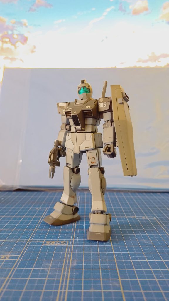 ジムの2機は首部分を延長して顎を引いた状態に出来るように加工し、若干のスジ彫りとシールドの加工、陸ガンシールドの利用等若干手を加えてコマンドと同じ配色でカラーリングしました。