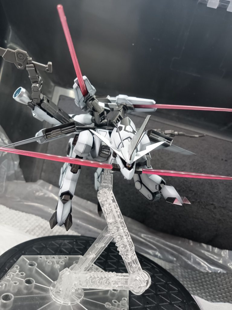 マルチブースターの各種アームを展開ほぼ近接兵器です　唯一の中距離兵器はビームキャノンのみです