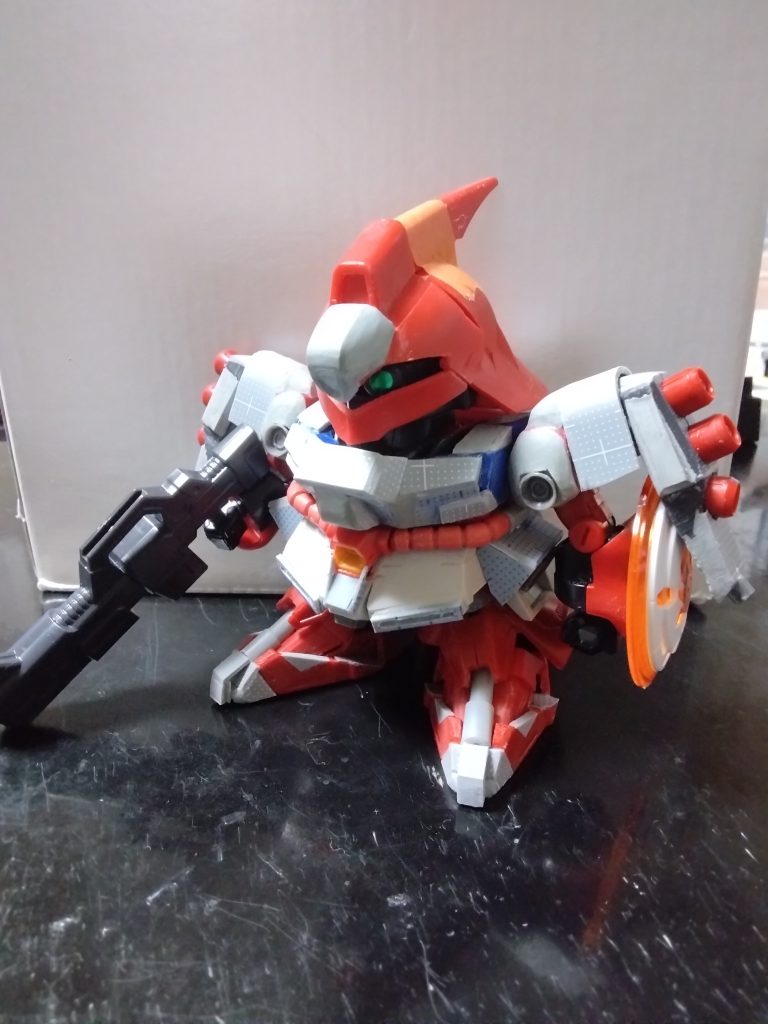 ライフルは382番のサザビーから一部形状変更して流用。シールドはSD三国創傑伝のトールギスの物を持ってきました。