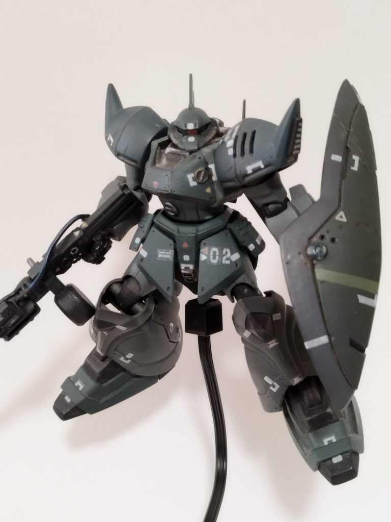 シーマ様のシールドをお借りしました。ゲルググが好きでガンプラも量産していたのと、ちょくちょく破損させて買い直したためパーツはたくさんあります。