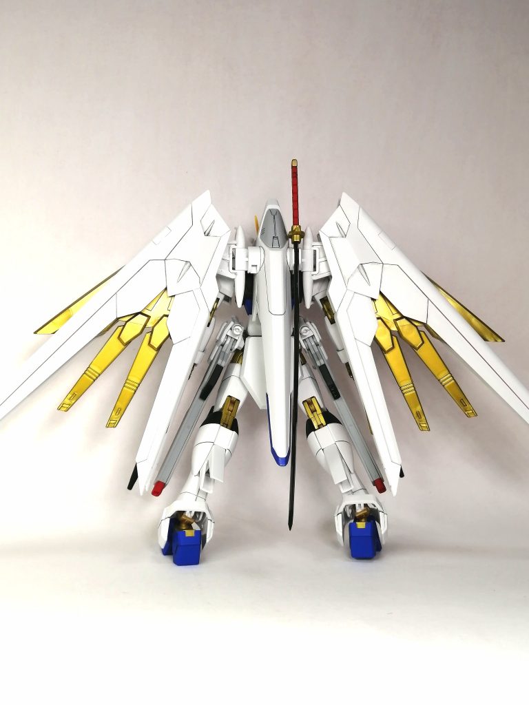 今回は、部分塗装・スミ入れ・つや消しトップコートで仕上げました。プラウドディフェンダーのゴールドパーツのみ、光沢トップコートを吹いて、メリハリをつけました。