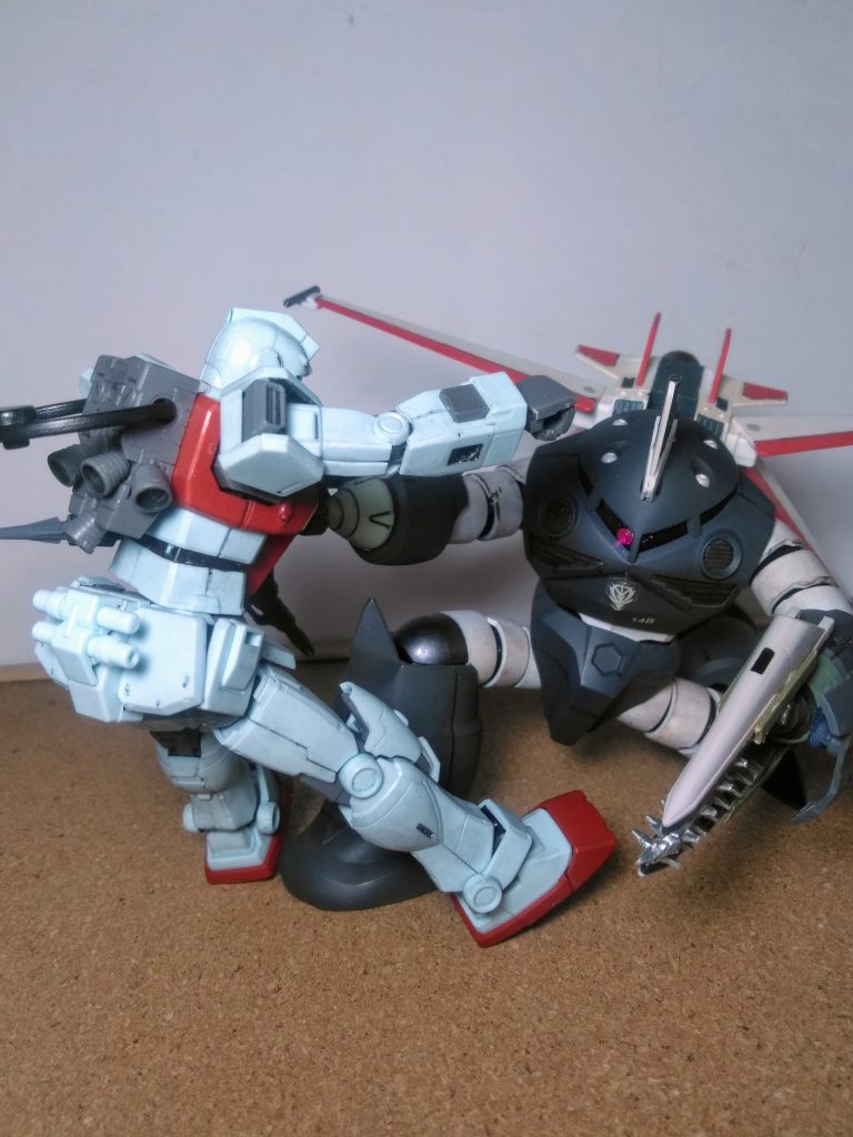 と、いう訳で 『MSM-MM07e  ズゴック 重装仕様改修機 』 🧐水陸両用機体を投稿記事にする際に引き立て役(ガヤ)としての登板が多いこの子 😁圧倒的なパワーを携えて再登板です 🤣🤣🤣     先ずは重装改の由来となる右腕部に装着『 スピニング クロー・クラッシャー & 4 連装機関砲』❗❗ 😋