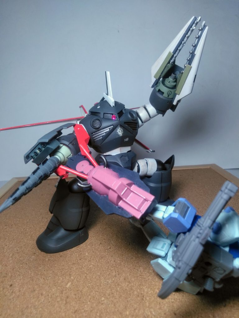 更に ご覧アレ❗この左腕に内包された野蛮な武装を 😤💨💨💨『 ダブル・チェーンソー・シザース & ロケット砲 』どんな相手も切り刻んで粉砕だっ❗❗ 😁