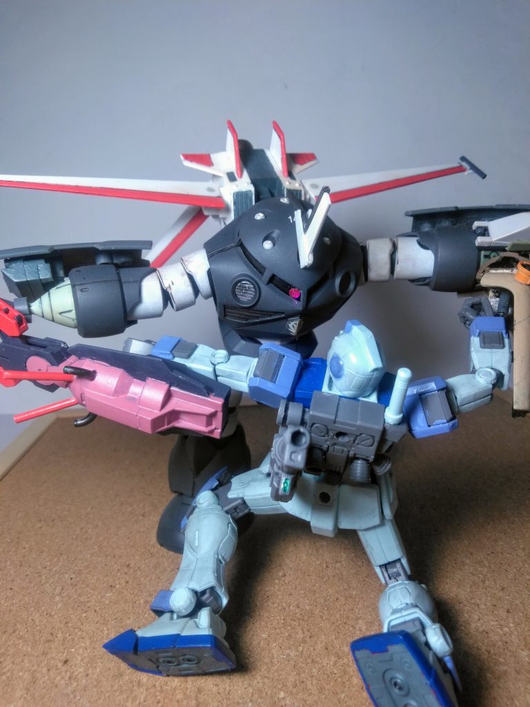 例え両手が封じられようと!『 額のヒート・ホーン 』で溶断だっ❗『零距離…取ったぞ!!』🤣🤣🤣