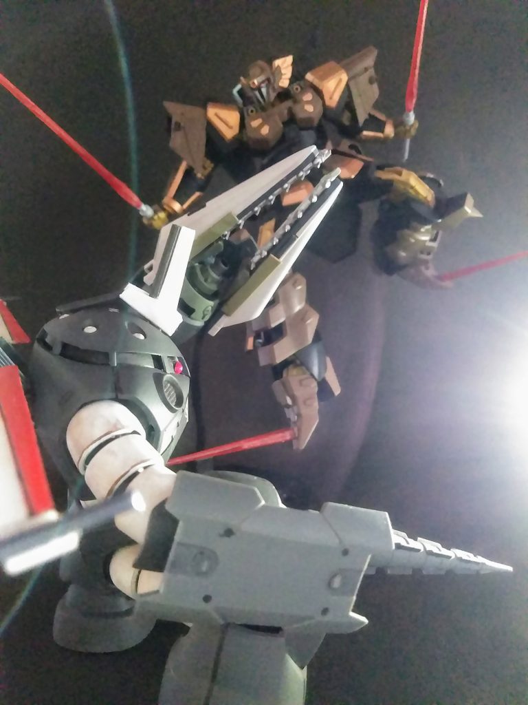 高性能がウリのズゴック系では在りますが ヤハリ水陸両用・・・地上での機動力は不安が残ります 😣その対応策として背部に高出力の機動ユニットを装着です 😤此でドンな敵とも渡りアエる❗❗