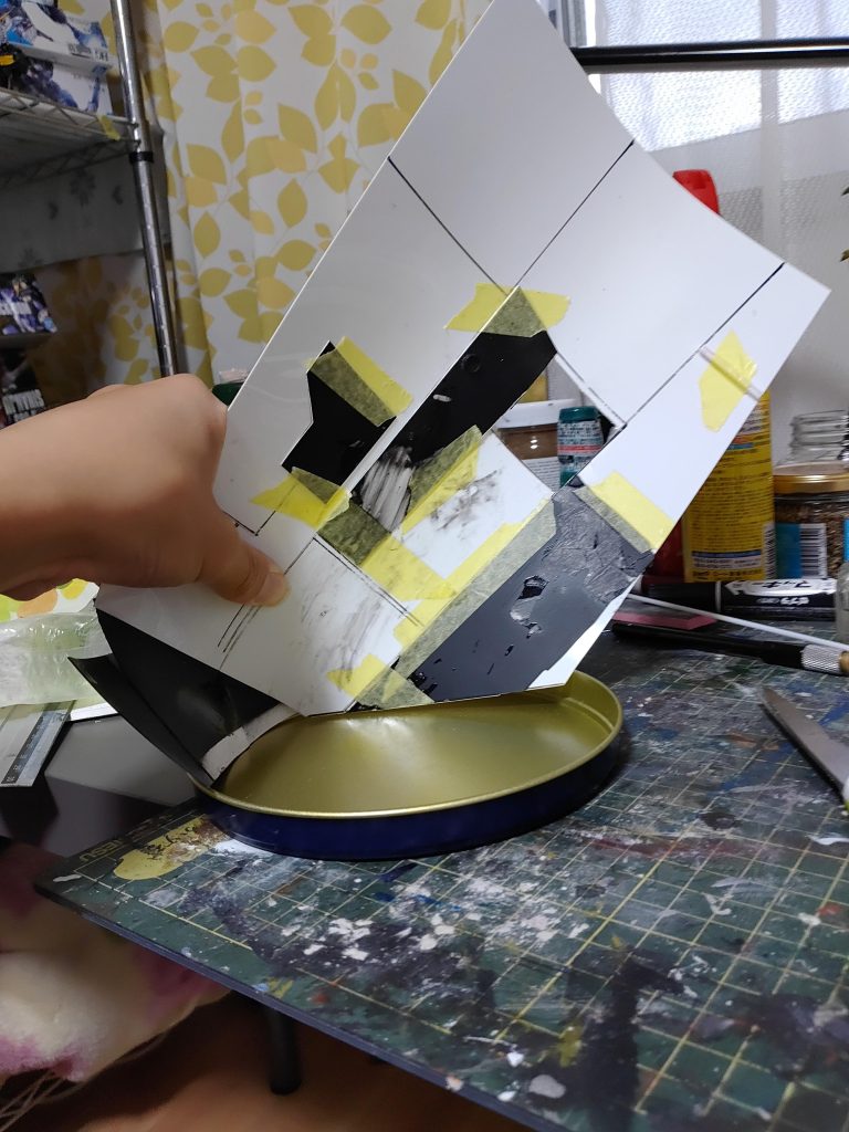 浮遊感を出すには丸い台座しかない!!と思いプラバンに簡単なスジボリを入れた時の写真です。