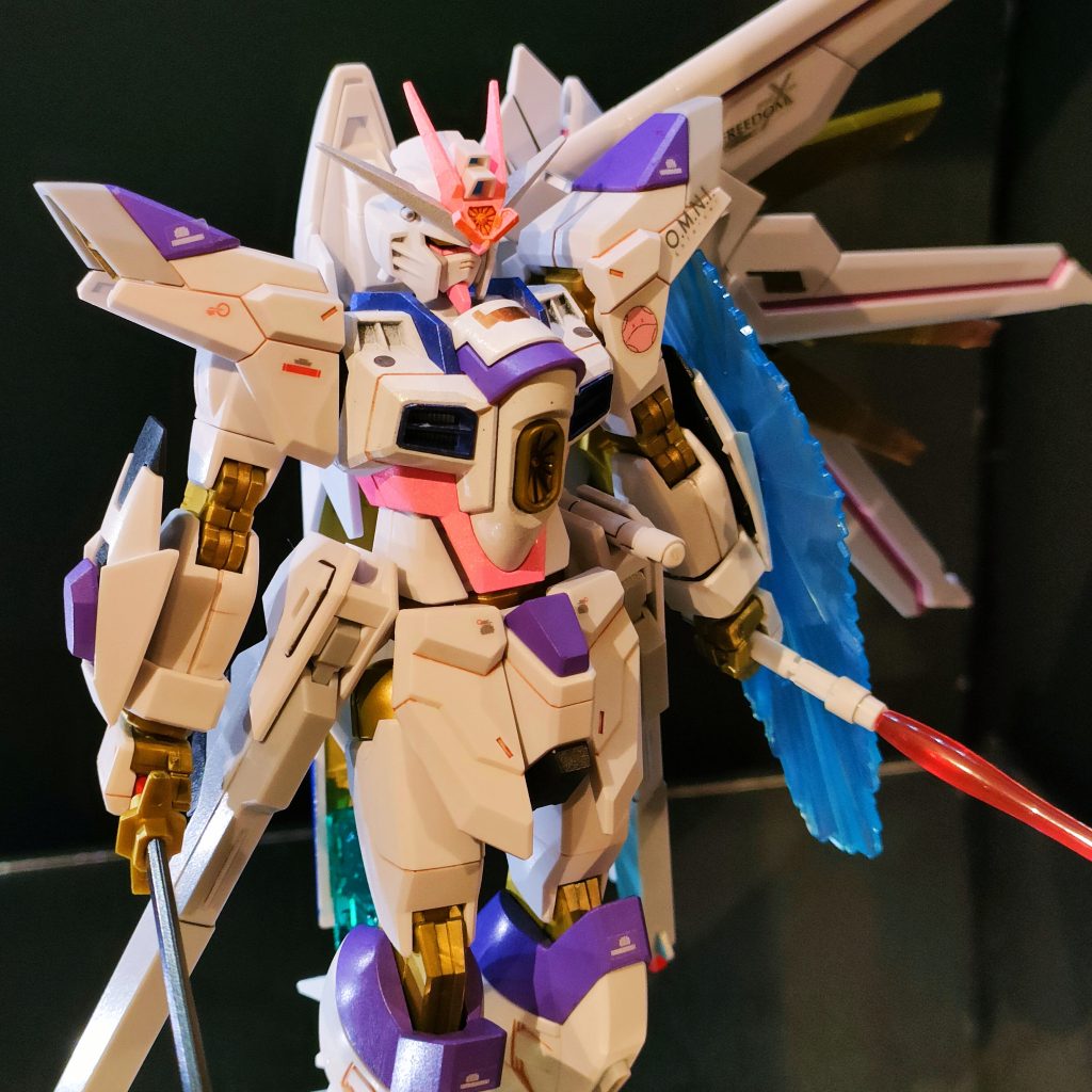 もともと黒いボディが好きじゃなかったので、思い切って白メインで。塗装はガンダムマーカーです。