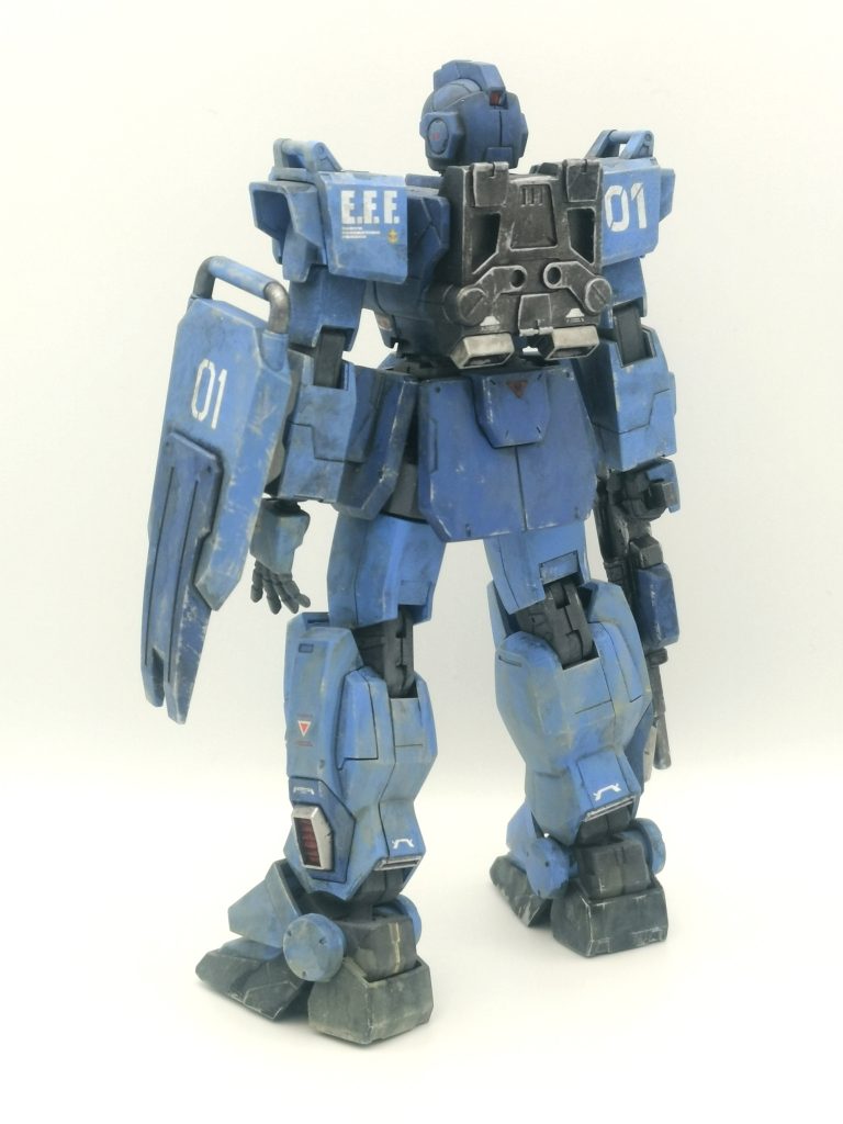 スラスターは共通表記の白デカール。 