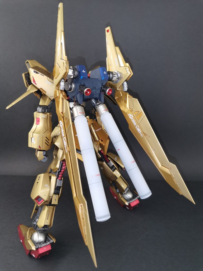 デカールは元キットの百式壊版から、同型の金メッキ外装を持つ百式ライズカイン版に変更しています。こうして配色だけでなく機体のマーキングや型式番号までライズカイン仕様に。後日、作品のタイトルをどうするかという非常にどうでもいい悩みで頭を抱える羽目になりました。