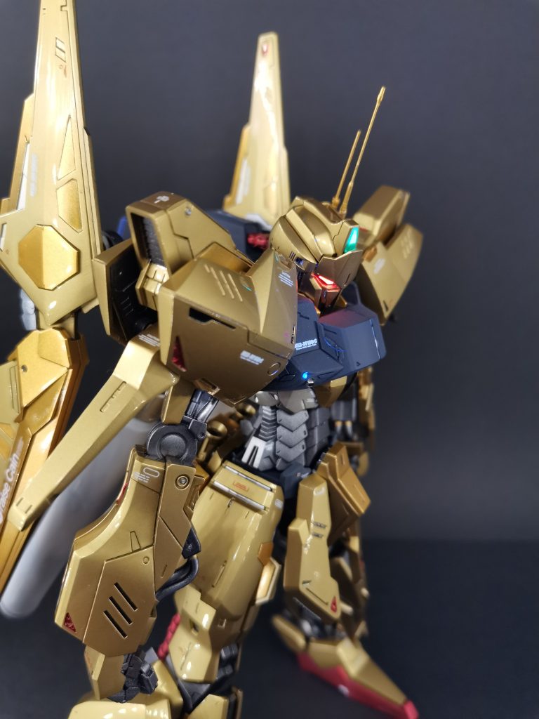 最後の研ぎ出しは神ヤス6000→8000→10000→タミヤコンパウンド(仕上げ目)→ハセガワのセラミックコンパウンド→同コーティングポリマーの順に使用しました。段階を追うごとに深くくっきりとした反射に仕上がる様にいちいち感動が止まりません。浮かれて角の塗膜やデカールまで削がないよう、家に帰るまでが遠足と念仏を唱えて作業してました。