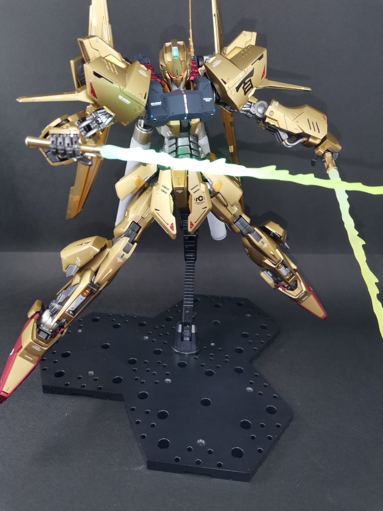 今回はサーフェイサー無しの鏡面仕上げとするため、下地処理の番手は320→600→800→1000→2000の順に変更しました。ここでやすりの親父が大活躍。角や面も満足の仕上がりです。そういや接着剤の瓶が机上で倒れ、脚部やバインダーがお亡くなりになったのもこの頃でした。長く再販のない本キット、部品注文の在庫が残っているとは知るよしもなく、数日死んだ魚の目をしてました。