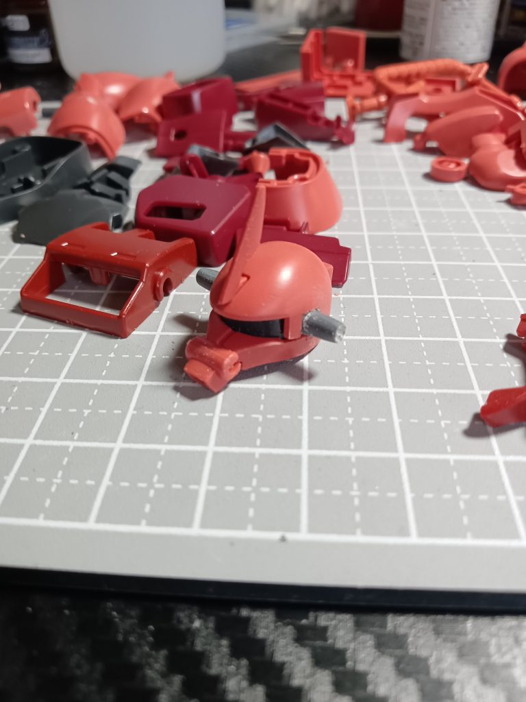 バイザーの上げ下げギミックを作成しているの画像です30mmシリーズの各種ジョイントは改造の際凄く重宝しますね 沢山欲しい