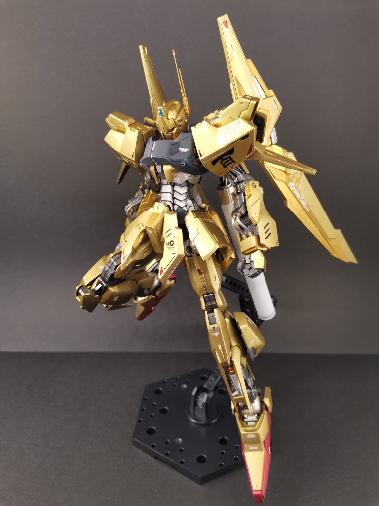 次は塗装工程です。メインはブルーゴールド、塗り分けにスターブライトゴールド、シャンパンゴールドを控え目に使い外装にメリハリをつけました。胸部/バックパックはダークブルーイッシュパープルとグレー5の混色、最後まで配色候補に残ったサファイアブルーパールも一部に使用し、仕上げはつや消しで。足底は黒下地からのプライマリーメタリックレッドで金属感のある暗赤色とし、内部フレームと共に半光沢処理を行っています。