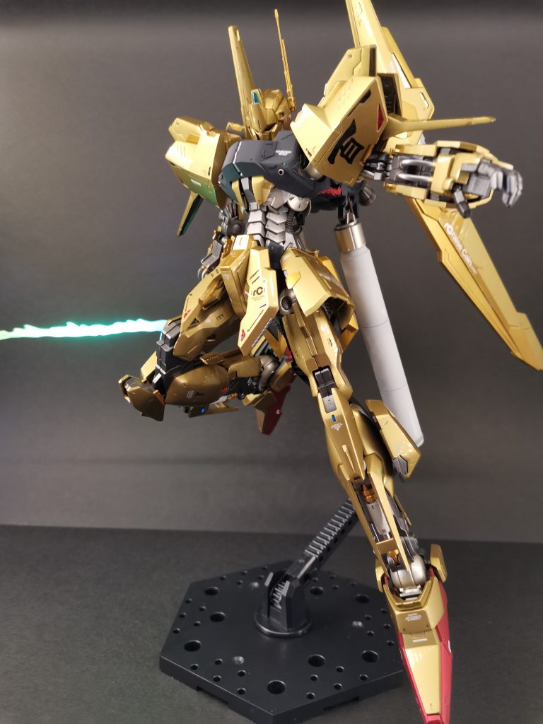 今回は整面処理を中心とした基本工作と、原型のイメージを特に大切に作成しました。そういった点が少しでも印象に残る作品となったなら嬉しく思います。なお、乾燥の待ち時間で少しずつ作業を進めていた次作のRE/100リントヴルム。今度は遊び心を持って遠慮なく外観に手を入れたいと思います。ここまでご覧いただきありがとうございました。