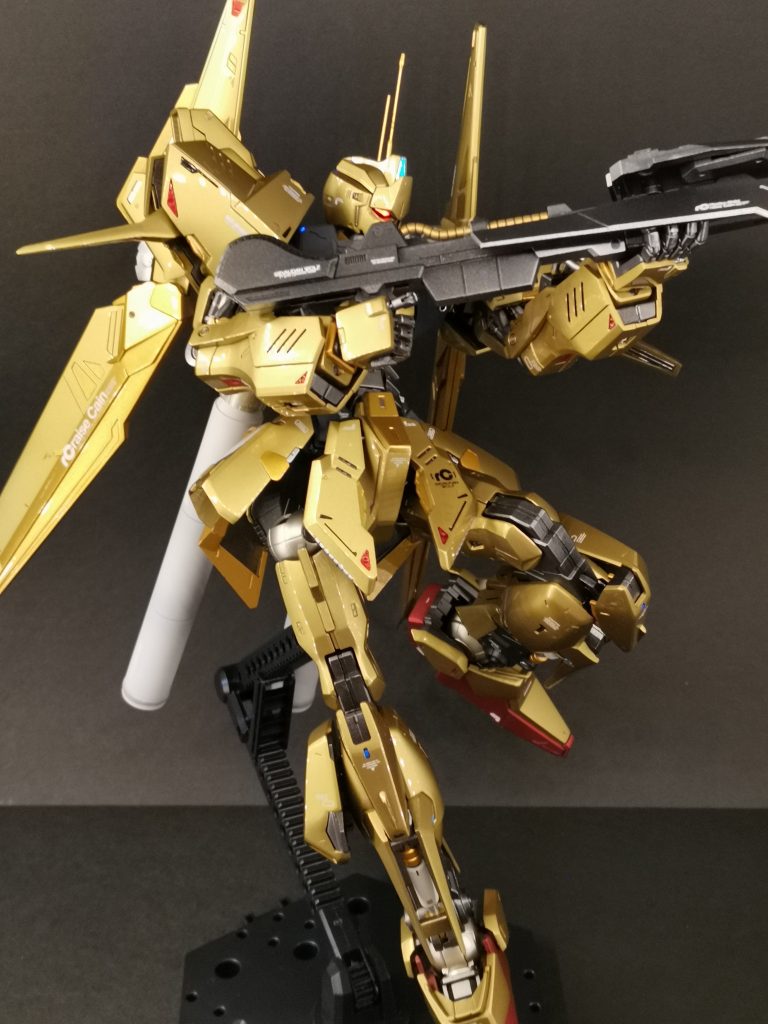 研ぎ出し用のクリア吹き付けはデカール段差分の厚みを確保したかったのですが、砂吹き2回、通常吹付け3回目で微細な凹凸の角が若干緩くなってきたため終了としています。角の鋭さを維持する方が優先順位が上だったので、この続きは曲面がキレイなキュベレイダムドで改めて挑戦してみたいものです。その後、デカール上のクリアを削る事で段差はほぼ目立たなくなったため、ひとまずの目的は達成できたということにします。