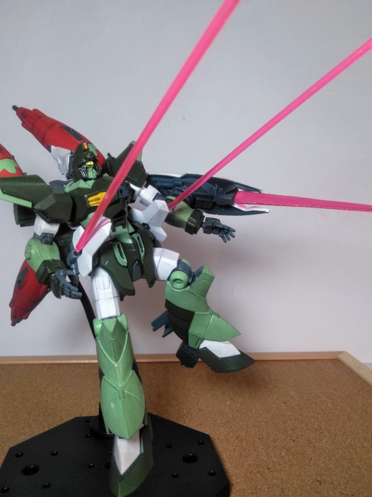 此方は『 XM1 プリスティスビームリーマー  』ビームが発射可能なクロー兵器の様なモノ 🤔純正品には稼働状態のパーツが付属している様ですがコレマタ同梱されてないのでナンチャッテ再現です 😜劇中ではクルーゼ隊長が使ってミタだけかなぁ❓ 😏