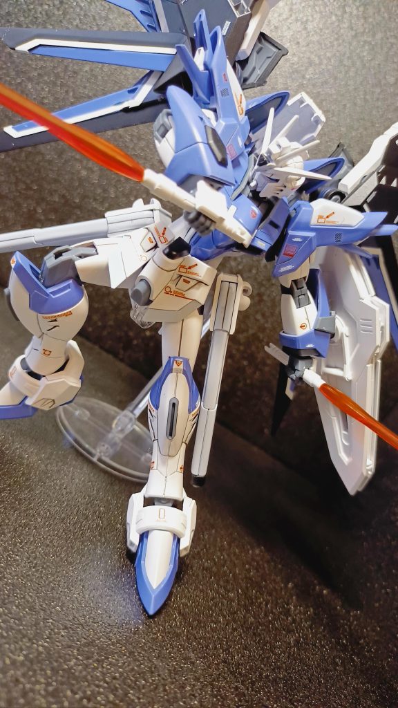 フリーダム系と言ったら二刀持ちのこの場面かな〜(。・_・。)?