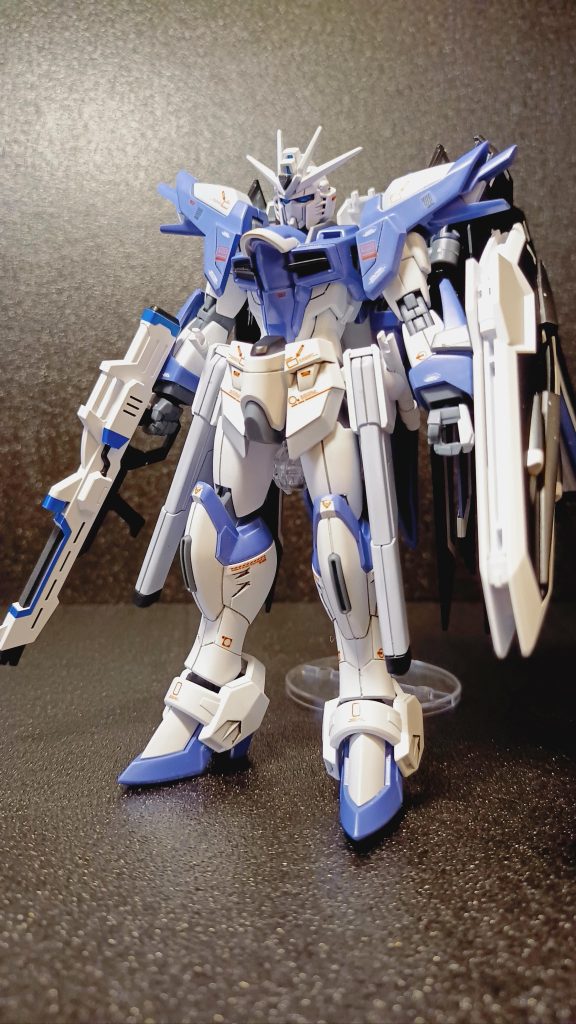 ライフリは胸元の青色がどうにも濃すぎると感じてしまったので少し落ち着いた色にしたく青色の部分はすべてすみれ色に変えました。また、アンテナ部分の黄色や赤色が浮いてしまったので黒や白で全体の色のバラバンスを整えてみました。後はデカールや若干のスジ彫りで情報量を増やしてます。完全妄想カラーリングで仕上げてますヽ(=´▽`=)ノ