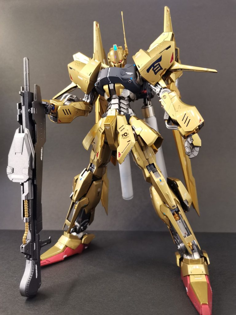 本キットはToshiyaさんとNAOKIさんによるコラボ作品「灰銀式」がベースとのこと。原型に近い形状のまま商品化してくれてありがとうバンダイ。