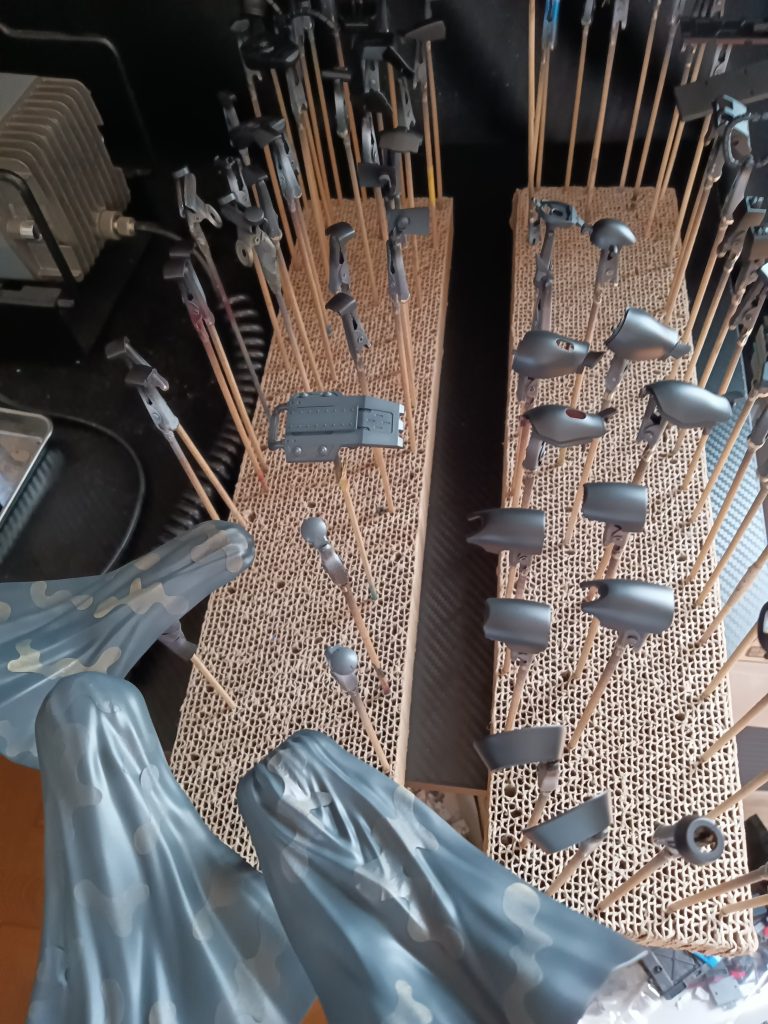 迷彩塗装したのですが 塗り重ねる順番を間違えてしまい グレーがあまり仕事してないです もっと経験を積まないとダメですね反省ともあれいつも見てくださる方初めて見て頂いた方ともに感謝いたしますまた改造作品を投稿しますのでお時間お暇がございましたら見てやって下さいよろしくお願いいたしますありがとうございました🙇