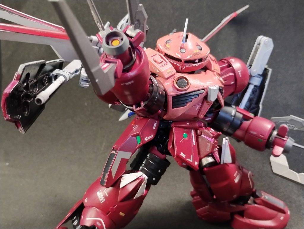 弐式形態のビームサーベルがどこにあるのかよく分かるアングルですねー。「アーム接続のシールドを展開、シールド裏からビーム刃出して攻撃」とかもできそうです。アスランならやりかねない。ちなみに、このズゴック形態のままでも頭部のビームソードは展開できますよ。これで突っ込んだら火力すごそう…あっだから頭部なんておっかない場所にビームソードつけたのかしら???