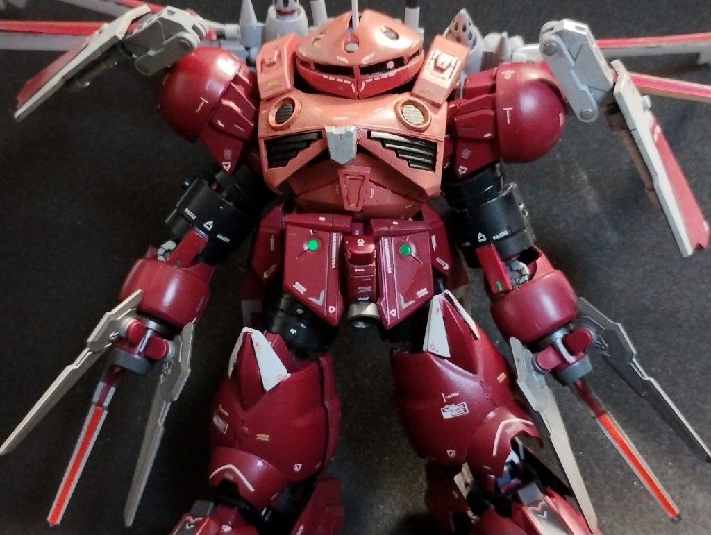 ズゴックを正面から。HGシャアズゴックを切り刻んで、HGCEインフィニットジャスティスにハメ込んでいます。なので可動は万全です!腰も回る、首も回る、しゃがめる、腕回せる、えありあるー!!!万全な可動を実現するために形状を犠牲にしています。本来のズゴックは胴体から黒いチューブ様の腕が伸びていますがこれを諦め、「肩のようなパーツ」から腕を伸ばしています。一応、黒いチューブのようなパーツをはめることで「ズゴックぽさ」は出ているかと思います。ジャスティスの拳がしっかり見えてますが、これはわざと。隠そうと思えばバッチリ隠せます。クローを大型化し、ケレン味の利いたポージングが可能となっています。HGズゴックとSEEDS版ズゴックは、頭部周辺のデザインの差が激しいため、HGズゴックはモノアイ周辺でカット。胴体は左右でカットして再造形しています。(人体でいうところの)肋骨〜耳にあたる箇所の違和感を消すために「それっぽい箱」をつけました。結果的に、本来やり遂げたかったモノアイの可動域を諦めることになりましたが、全体のバランスはかなり良くなったんじゃないかしら???