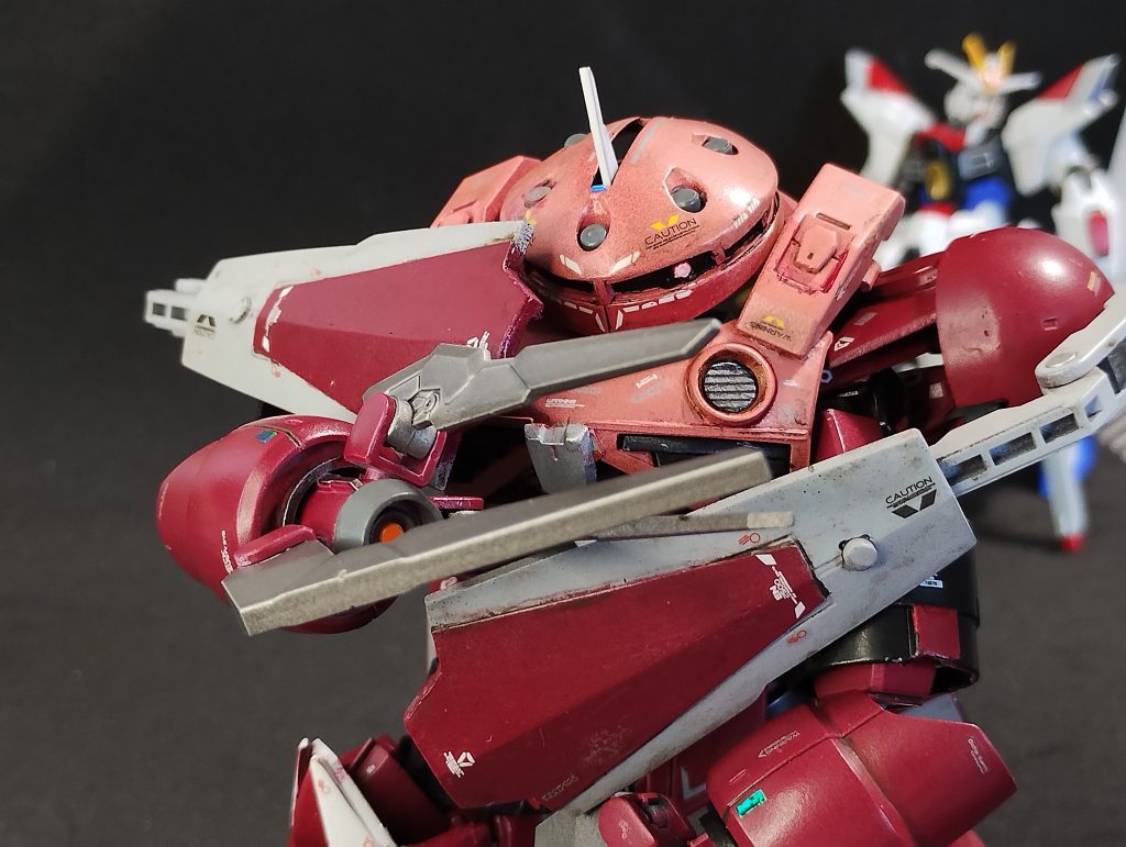 クローを大型化したことで、「フリーダムを庇うシーン」もバッチリ決まります。アレンジとして、シールドを腕接着ではなく「肩から延びたアームにつながっていてフレキシブルに動く」仕組みにしたので、こういうポーズで抜群にポージングがキマりますね!