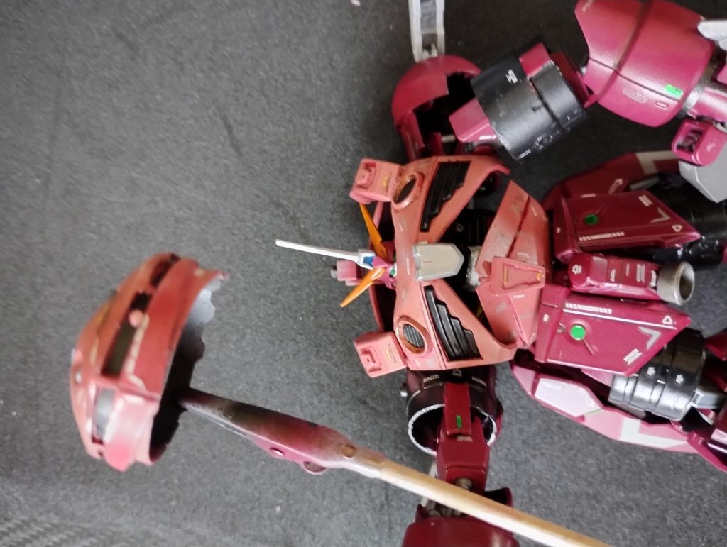 製作工程ではないですが、「ズゴック形態からインフィニットジャスティス弐式への形態変更」を掲載します。まず、ズゴック頭部を外す。(内部では、弐式の頭はアンテナついたままついてます)