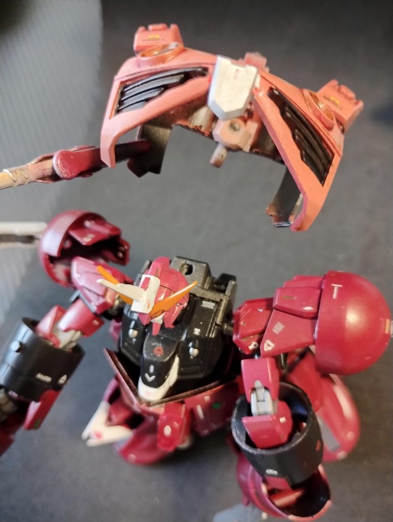 ズゴック胴体は「頭部(モノアイレーンから上)」と「胸部(再整形した胸部から上)」と「腹(前面だけ)」に分割されています。頭部は外したので、胸部を外します。胸部は弐式本体・首後ろあたりの穴で結合しています。……画像だと、「二の腕カバー」がもう外れてますね。