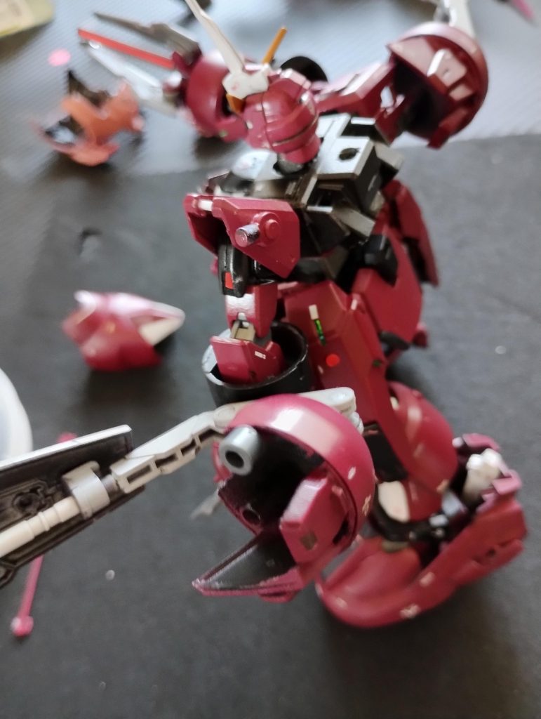 ズゴックの肩アーマーを外します。インフィニットジャスティスの肩裏側に増設した3ミリジョイントでアーマーを脱着できる仕組み。ズゴックのカカトアーマー内の空隙にしまってある白いスラスターを取り出して、インフィニットジャスティス弐式の肩に接続します。