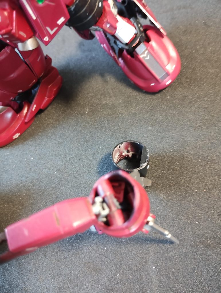 ズゴックの腕部を外します。腕部は「先端・クロー部」「中腕部カバー」「二の腕部カバー」にクロー部は手持ち式、筒状の中腕部カバーは腕にかぶせ、筒状の二の腕カバーは一旦腕を外して被せる仕組み。