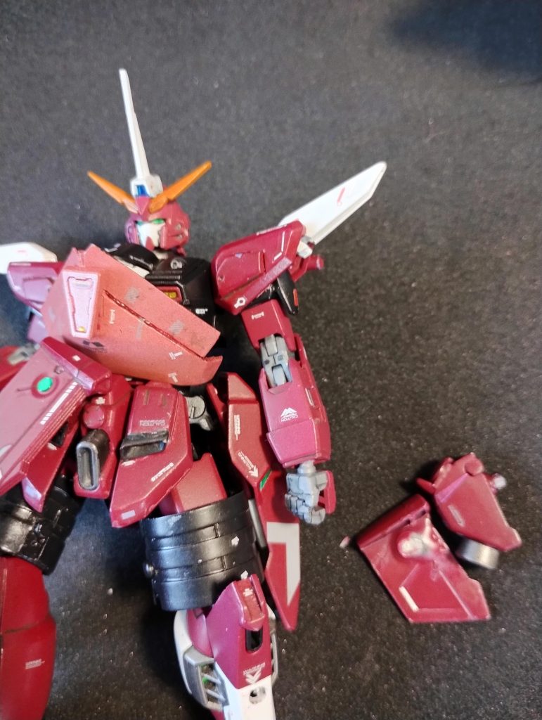 腰部アーマーを外します。中央は3ミリ穴、中央左右はネオジム磁石脱着式。腰横アーマーは3ミリ穴脱着式。最後に、お腹をカバーするズゴック装甲を外して、空いてる3ミリ穴をカバーパーツで埋めれば、ズゴックからインフィニットジャスティス弐式への形態変更は完了!