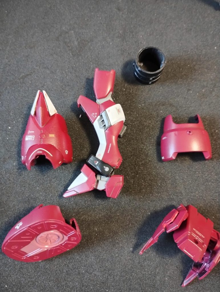 ズゴックの脚部を外します。インフィニットジャスティス弐式の靴裏・カカトに3ミリ穴で接続する靴パーツ2つを外します。……ちなみにズゴック側の足の裏は画像の通り。インフィニットジャスティスの靴底がハマるようきれいにくり抜いて…ということは僕にはできませんでした。なので、せめて塗り分けで「それっぽく仕上げよう!」と思った次第です。スネカバー・ふくらはぎカバーが前後構成担ってるので外します。筒状の太ももカバーを外します。