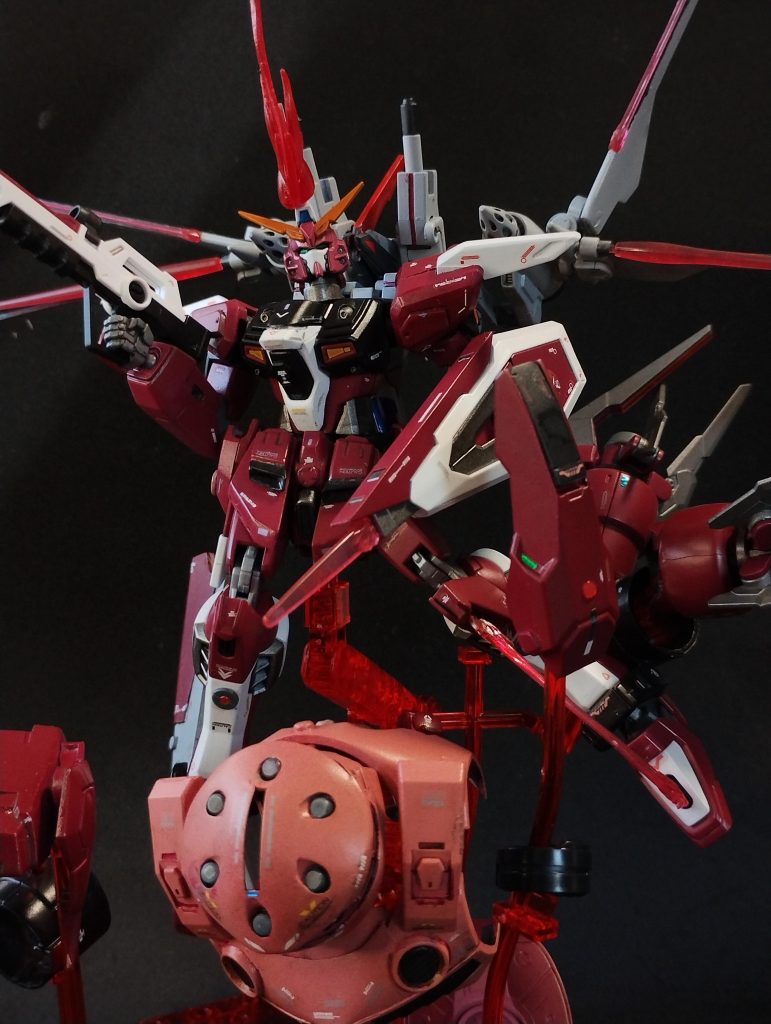 「パージされたズゴック装甲と、そこから飛び出したインフィニットジャスティス弐式」といった形状でディスプレイできるようにしています。この状態で飾ってます。