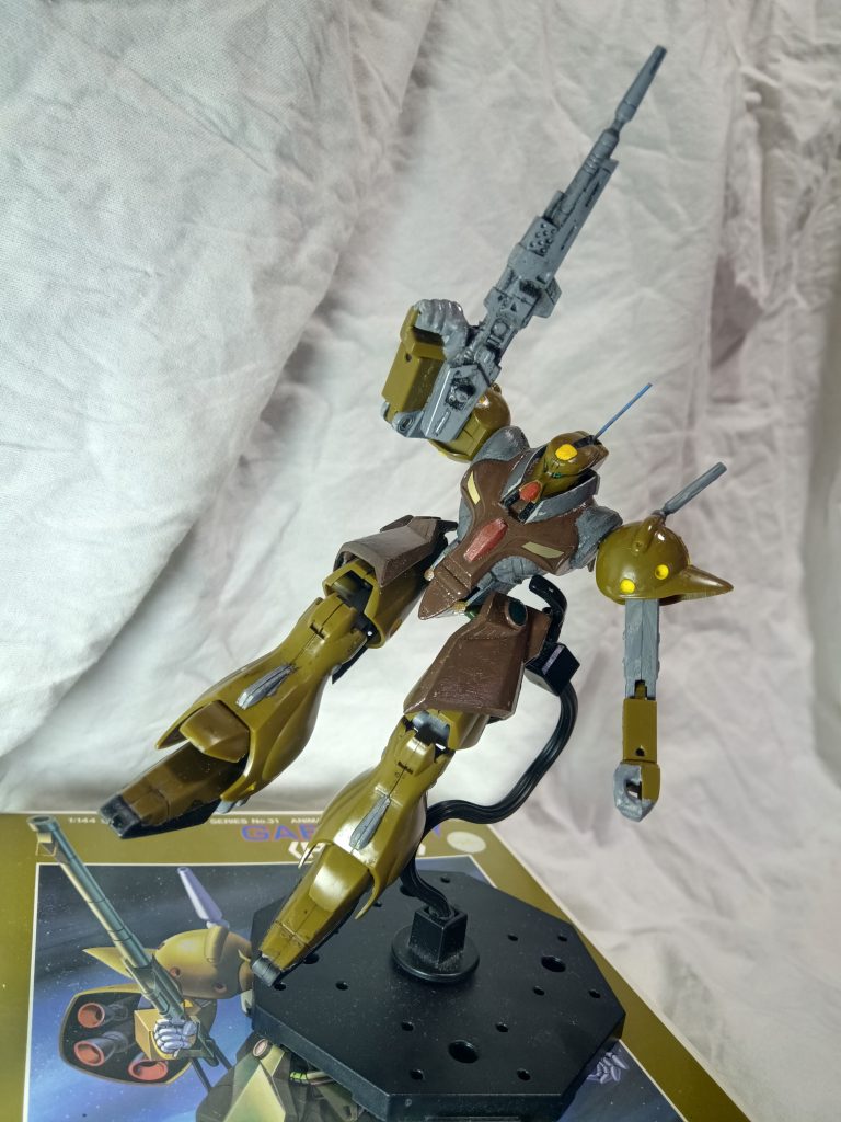 ガブスレイから可変機構を取り除きコストダウンを図った機体MSとしての機能集約のため、多少の構造変更がなされている