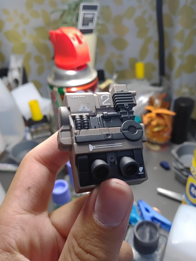 写真を見てバックパックなんか違うな。と思った人はいませんか?今回のポージング的に後ろ側がメインになるので何か特徴を持たせるために設定にははないデカールを貼りました。スナイパー機体に目立つデカールを貼るのはどうかと思いましたがカッコ良ければ何でもいいです‼