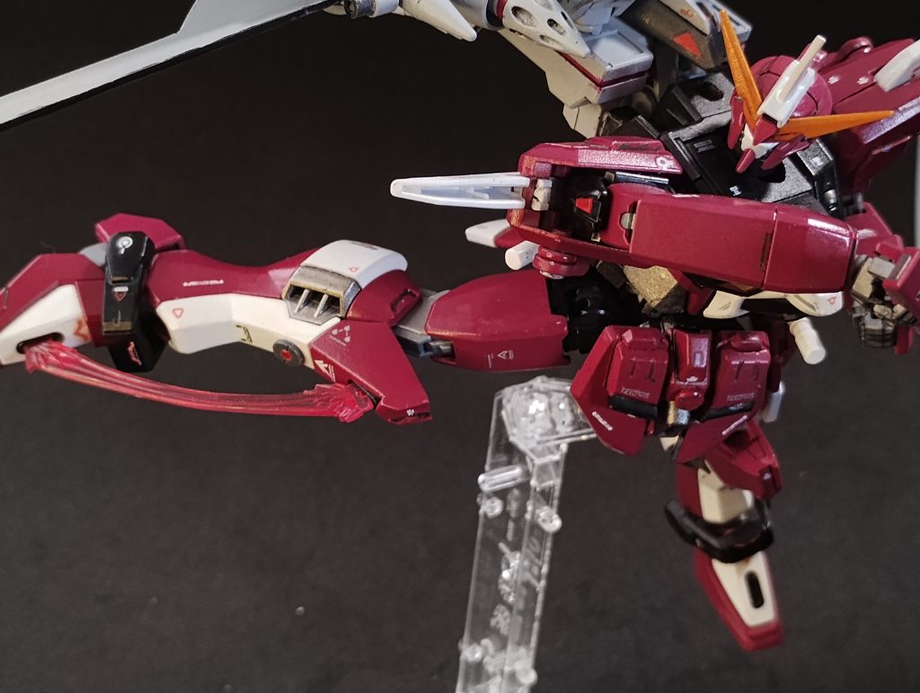 肩先のスラスター、そのままだとズゴックの肩部にはみ出してしまうため脱着・折りたたみが可能なしくみとしました。折りたたんでズゴック肩部アーマーつけてもいいですし、可動域を確保するため取り外してもいいですね(取り外した肩先スラスターはズゴック装甲の裏に仕舞っておける仕様にしました)地味に膝の形状も違うので、ズゴック形態に影響ない範囲でアレンジを入れています。新型リフター=フォランテスはファトゥム-01をベースにジャンクパーツを盛り込みつつ自作。