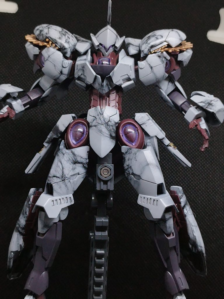 ホワイトに若干のシルバーを入れて高貴なミカエリスを目指しました。装甲以外の色を落ち着いた色にして白が目立つように意識してます。なんか紫じゃなくてあずき色っぽくなったけど。