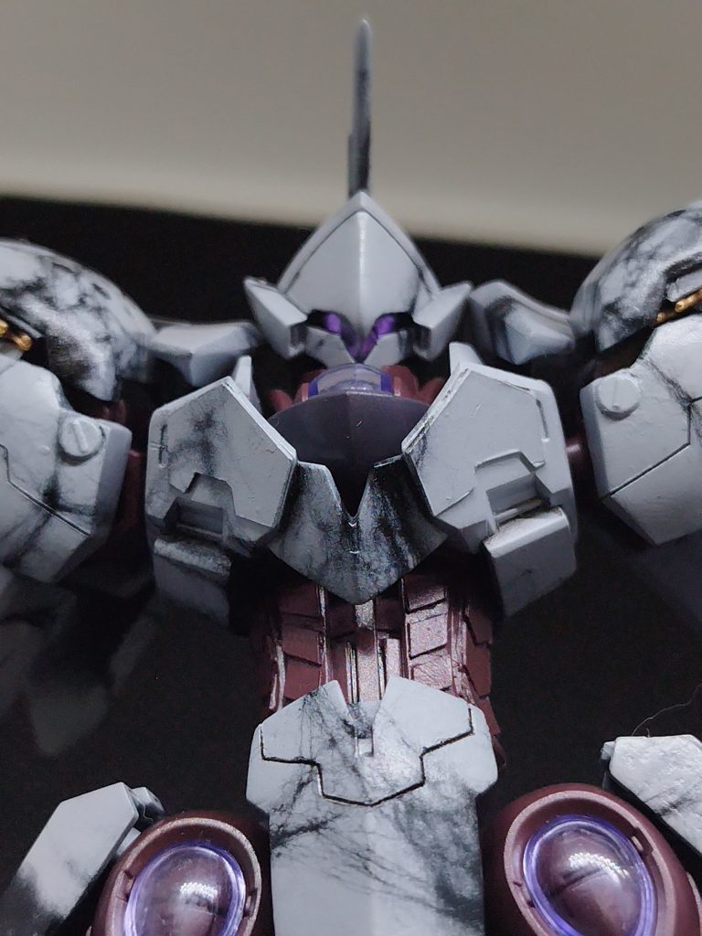 最後ー総評 : なんか納得いかねえ！白も大理石も最高にいい。初めてやって興奮したし、ちょうどよくなったと思う。でも、全体的にのっぺりしちゃった気がするのよね。情報量と塗り分けが足りないと思うんだけど、デカールを貼りたくない（メカメカしくしたくなかった）っていうのと、白で見せたかったから色を増やしたくなかったっていうのが敗因ですね。あとは妥協しちゃったところですね！実は塗装前から色が足りないのはわかってたんですけど、めんどくさかったです。 まーでも！ かっこ悪いわけじゃないと思うし、大理石っぽくも出来たし！全然OKですね！ 