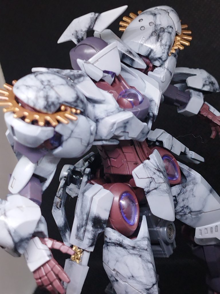 肩の歯車は作り始めた当初、スチームパンク風を作ろうとしてた名残りですね。結構いいアクセントになってるんじゃないかな？