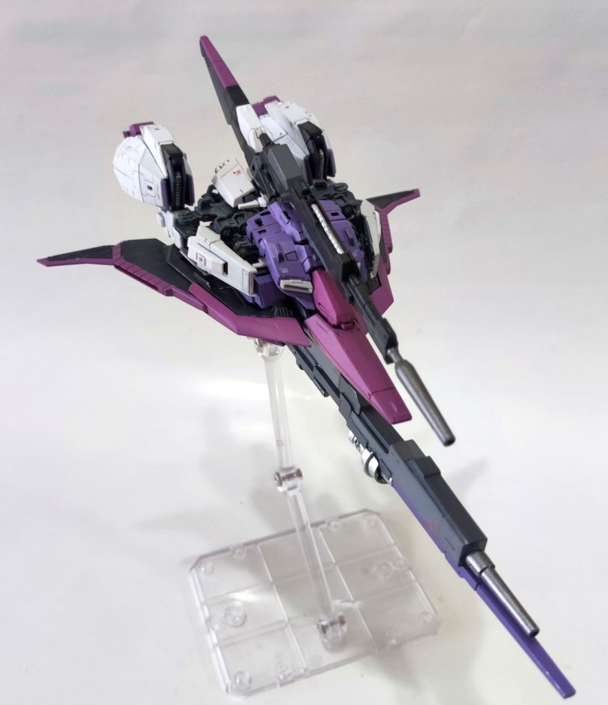 ウェーブライダー形態Zといえばやはりこの形が真骨頂ですね。上述の通り、バインダーは肩からすぐに取り外しできる機構になっているので、元の位置に戻せば変形も可能です。ただ、RGのZは変形ものすごい気を遣います…。パーツポロリと、いつ折れるかヒヤヒヤする極小機構のオンパレードなので。