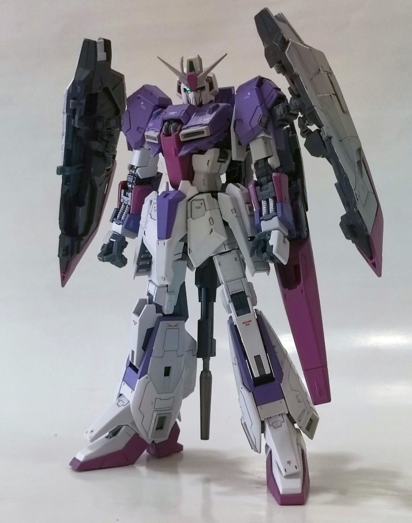 本機のアピールポイントその1:ウイングバインダー通常背中に装着されているウィングバインダーを両肩へと移植しました。Zガンダムのスタイリッシュさを損なっている甲羅のようなバインダーを何とかしたく、あれこれといじっているうちにこの形に辿り着きました。